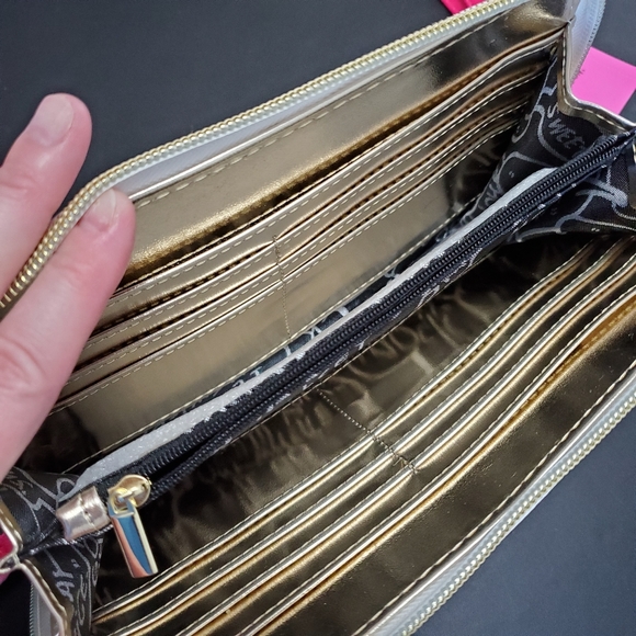 *** Betsey Johnson Flowered Bow Wallet - Picture 3 of 8